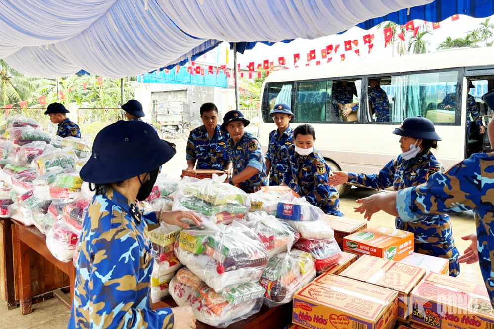 Lữ đoàn 162, Vùng 4 Hải quân: Trao 300 phần quà hỗ trợ nhân dân vùng lũ Diên Điền